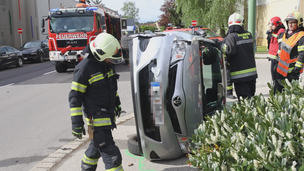 Menschenrettung nach schwerem Verkehrsunfall zwischen zwei PKW in Wels-Pernau